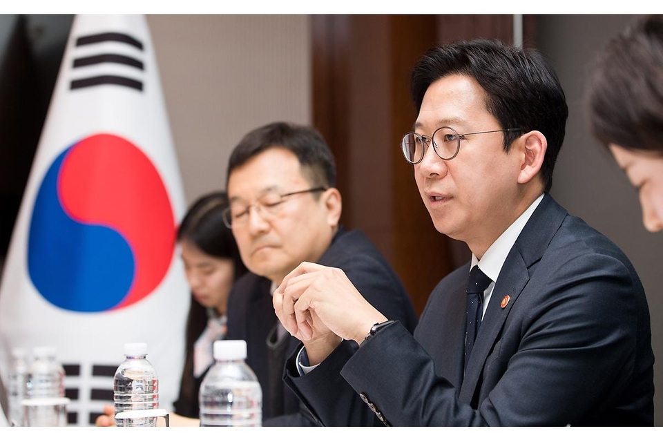 배경훈 부총리 겸 과학기술정보통신부 장관이 3월 31일 서울 중구 웨스틴조선호텔에서 매닌더 시두(Maninder Sidhu) 캐나다 통상장관을 만나 기념촬영하고 있다.