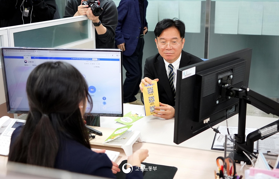 김영훈 고용노동부 장관이 3월 27일 경남대학교를 방문해 지역 청년들과 만나 일자리 정책과 노동시장 현안을 논의하는 소통의 장을 개최하고 있다.
