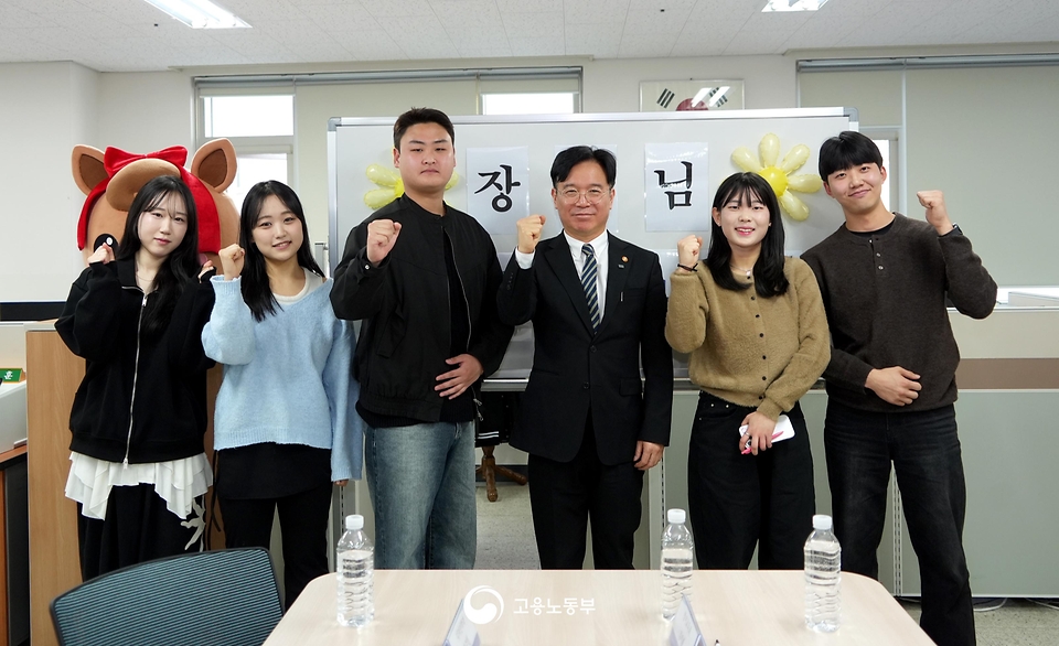 김영훈 고용노동부 장관이 3월 27일 경남대학교를 방문해 지역 청년들과 만나 일자리 정책과 노동시장 현안을 논의하는 소통의 장을 개최하고 있다.