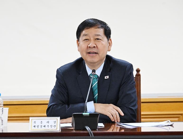 구윤철 부총리 겸 재정경제부 장관이 4월 2일 서울 중구 은행연합회에서 열린 시장상황점검회의를 주재하고 있다.