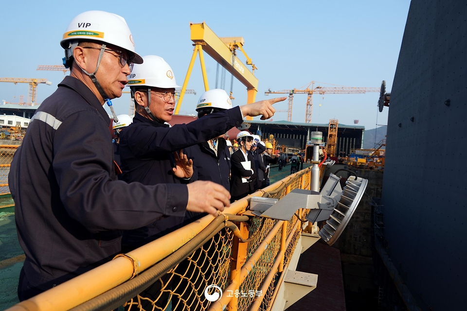 김영훈 고용노동부 장관이 3월 26일 경남 한화오션 거제사업장을 방문해 조선소 현장을 시찰하고, 원·하청 노사 관계자들과 간담회를 개최하고 있다.