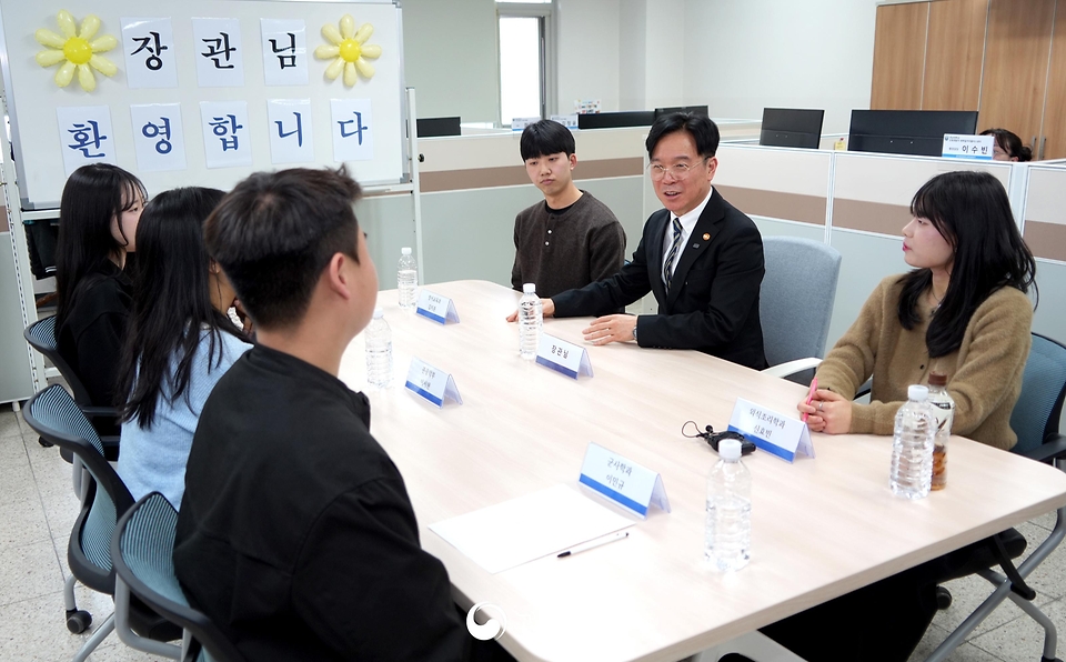 김영훈 고용노동부 장관이 3월 27일 경남대학교를 방문해 지역 청년들과 만나 일자리 정책과 노동시장 현안을 논의하는 소통의 장을 개최하고 있다.