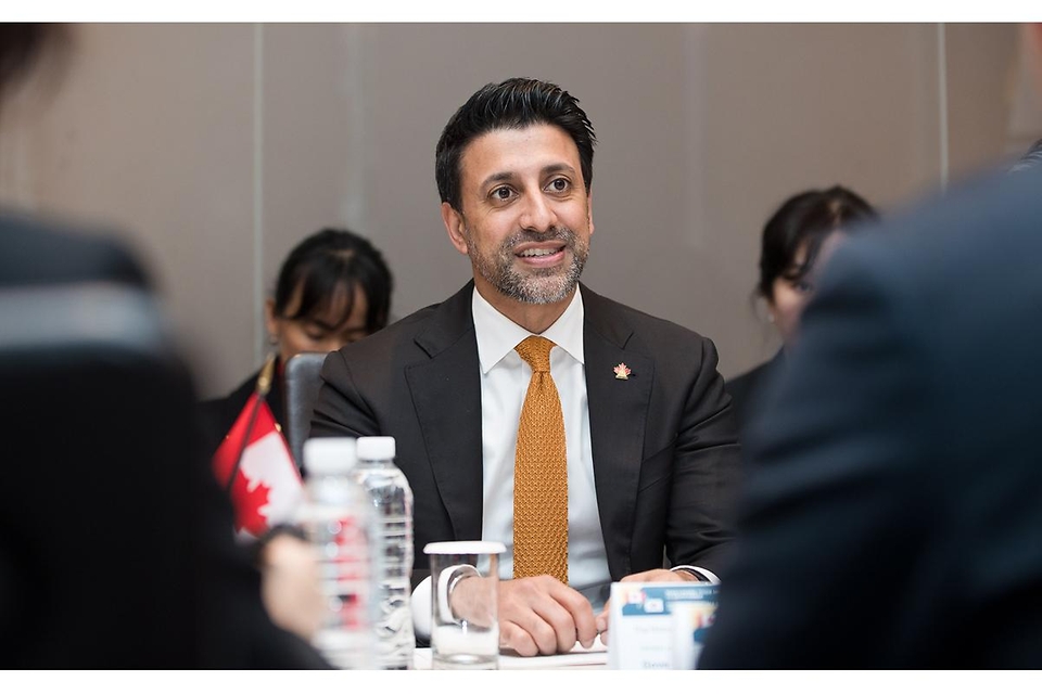 배경훈 부총리 겸 과학기술정보통신부 장관이 3월 31일 서울 중구 웨스틴조선호텔에서 매닌더 시두(Maninder Sidhu) 캐나다 통상장관을 만나 기념촬영하고 있다.