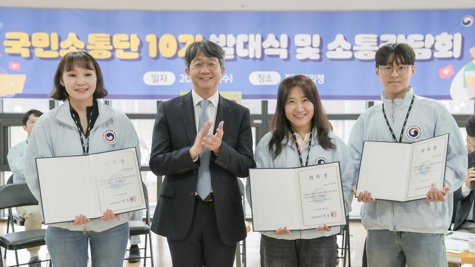 임승관 질병관리청장이 4월 1일 충북 오송청사에서 국민소통단 10기(50명)를 초청해, 소통간담회 및 주요 시설 현장방문 행사를 진행하고 있다.