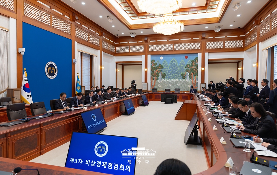 이재명 대통령이 4월 1일 청와대에서 열린 비상경제점검회의에서 발언하고 있다. 