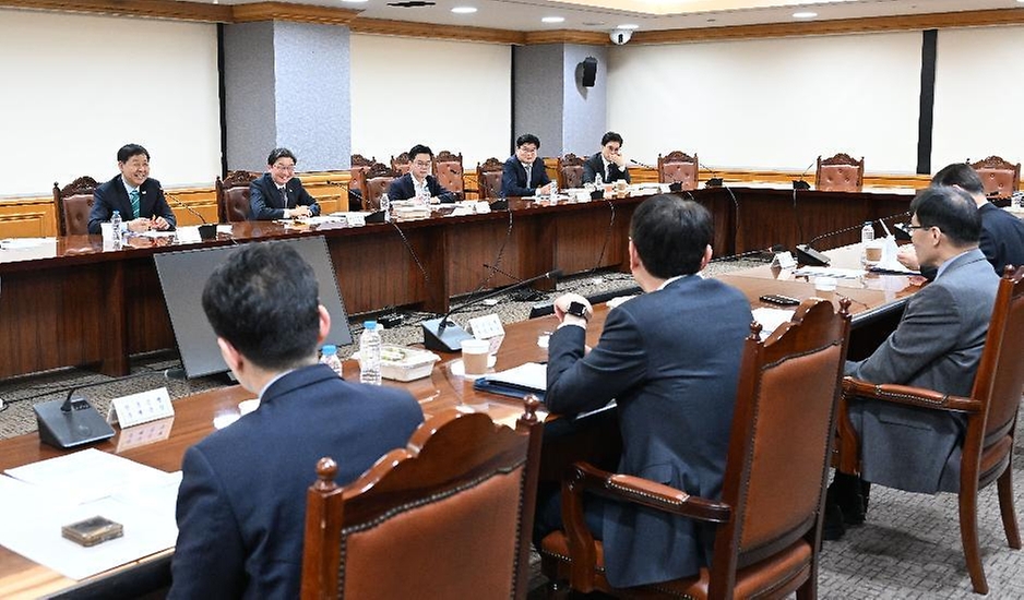 구윤철 부총리 겸 재정경제부 장관이 4월 2일 서울 중구 은행연합회에서 열린 시장상황점검회의를 주재하고 있다.