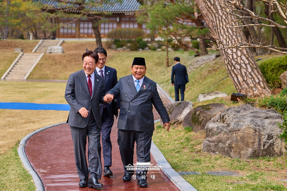 이재명 대통령과 국빈 방한한 프라보워 수비안토 인도네시아 대통령이 4월 1일 청와대를 산책하고 있다.