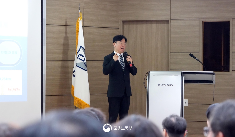 김영훈 고용노동부 장관이 3월 27일 경남대학교를 방문해 지역 청년들과 만나 일자리 정책과 노동시장 현안을 논의하는 소통의 장을 개최하고 있다.