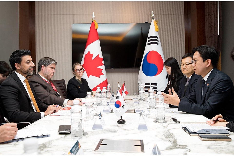 배경훈 부총리 겸 과학기술정보통신부 장관이 3월 31일 서울 중구 웨스틴조선호텔에서 매닌더 시두(Maninder Sidhu) 캐나다 통상장관을 만나 기념촬영하고 있다.