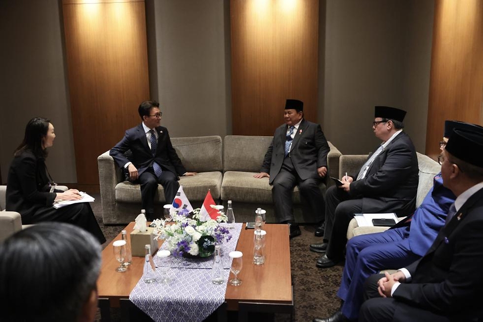 김민석 국무총리가 4월 1일 장충동 신라호텔에서 프라보워 수비안토 인도네시아 대통령과 면담을 하고 있다.