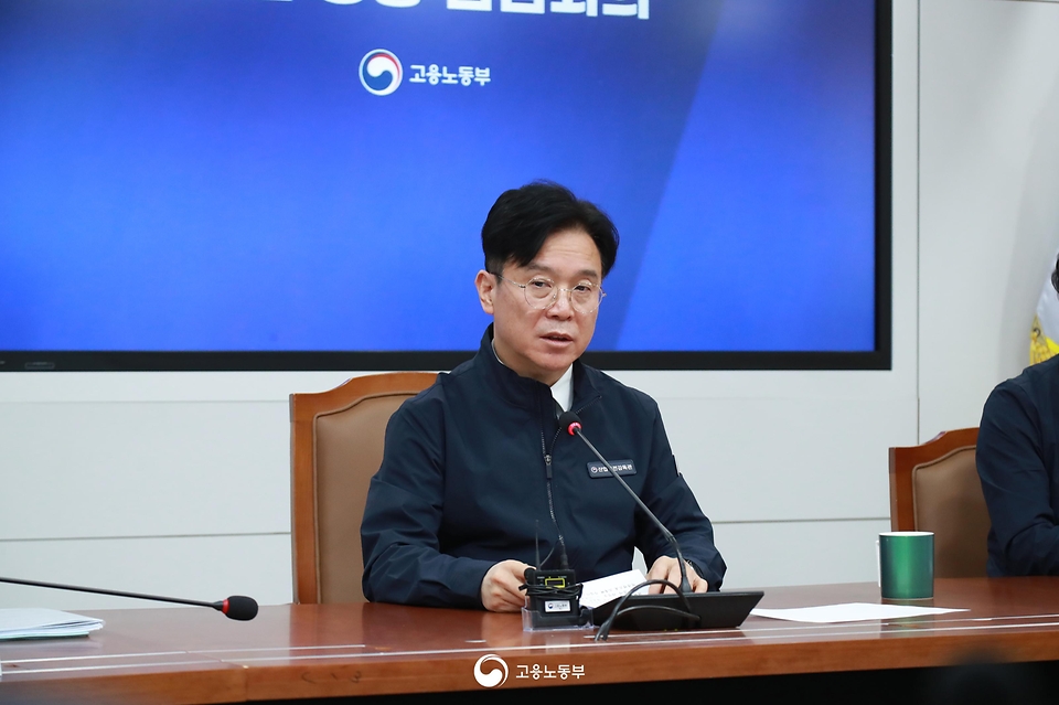 김영훈 고용노동부 장관이 3월 23일 세종시 정부세종청사에서 장관 주재로 전국 7개 지방고용노동청장 및 본부 실 국장 등이 참석한 가운데, 중동 전쟁 및 대전 대덕구 화재 사고에 관한 긴급 상황점검회의를 개최하고 있다.