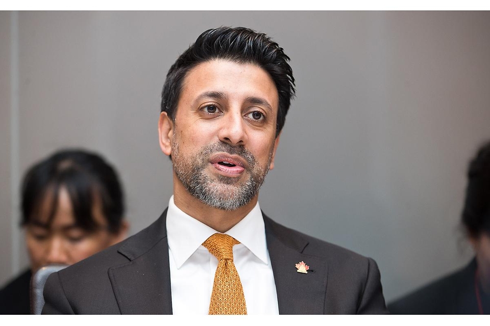 배경훈 부총리 겸 과학기술정보통신부 장관이 3월 31일 서울 중구 웨스틴조선호텔에서 매닌더 시두(Maninder Sidhu) 캐나다 통상장관을 만나 기념촬영하고 있다.