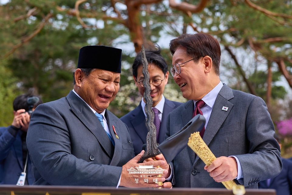이재명 대통령과 국빈 방한한 프라보워 수비안토 인도네시아 대통령이 4월 1일 청와대 녹지원에서 육군 태권도 시범대 공연 관람 후 선물 교환 친교일정을 하고 있다.