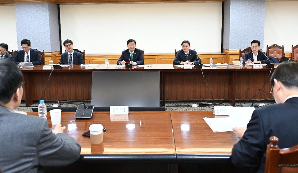 구윤철 부총리 겸 재정경제부 장관이 4월 2일 서울 중구 은행연합회에서 열린 시장상황점검회의를 주재하고 있다.