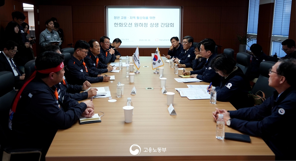 김영훈 고용노동부 장관이 3월 26일 경남 한화오션 거제사업장을 방문해 조선소 현장을 시찰하고, 원·하청 노사 관계자들과 간담회를 개최하고 있다.