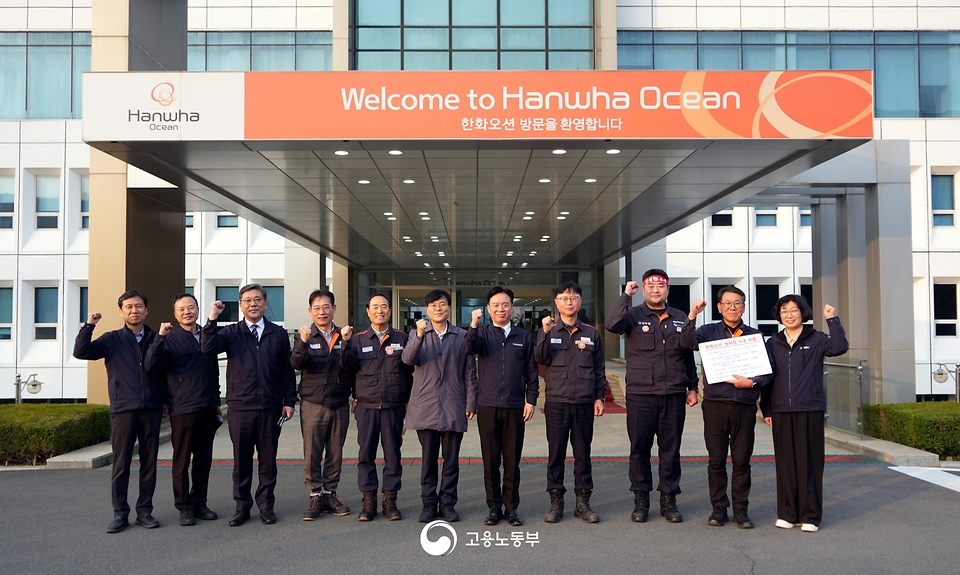 김영훈 고용노동부 장관이 3월 26일 경남 한화오션 거제사업장을 방문해 조선소 현장을 시찰하고, 원·하청 노사 관계자들과 간담회를 개최하고 있다.