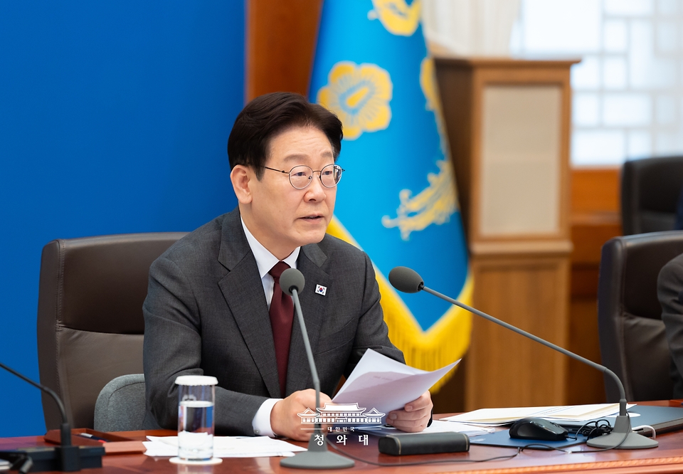 이재명 대통령이 4월 1일 청와대에서 열린 비상경제점검회의에서 발언하고 있다. 