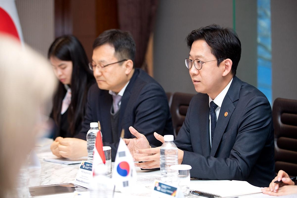 배경훈 부총리 겸 과학기술정보통신부 장관이 3월 31일 서울 중구 웨스틴조선호텔에서 매닌더 시두(Maninder Sidhu) 캐나다 통상장관을 만나 기념촬영하고 있다.