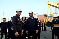 김영훈 고용노동부 장관이 3월 26일 경남 한화오션 거제사업장을 방문해 조선소 현장을 시찰하고, 원·하청 노사 관계자들과 간담회를 개최하고 있다.