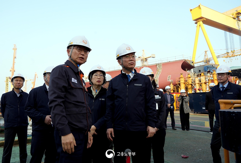 김영훈 고용노동부 장관이 3월 26일 경남 한화오션 거제사업장을 방문해 조선소 현장을 시찰하고, 원·하청 노사 관계자들과 간담회를 개최하고 있다.