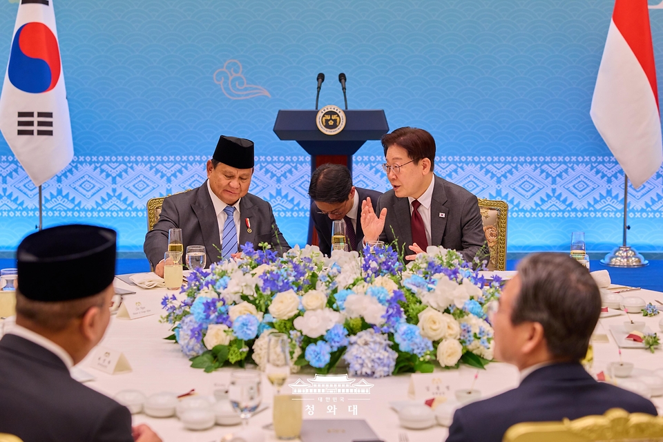 이재명 대통령과 프라보워 수비안토 인도네시아 대통령이 4월 1일 청와대에서 열린 국빈 방한 환영 오찬에서 대화하고 있다.