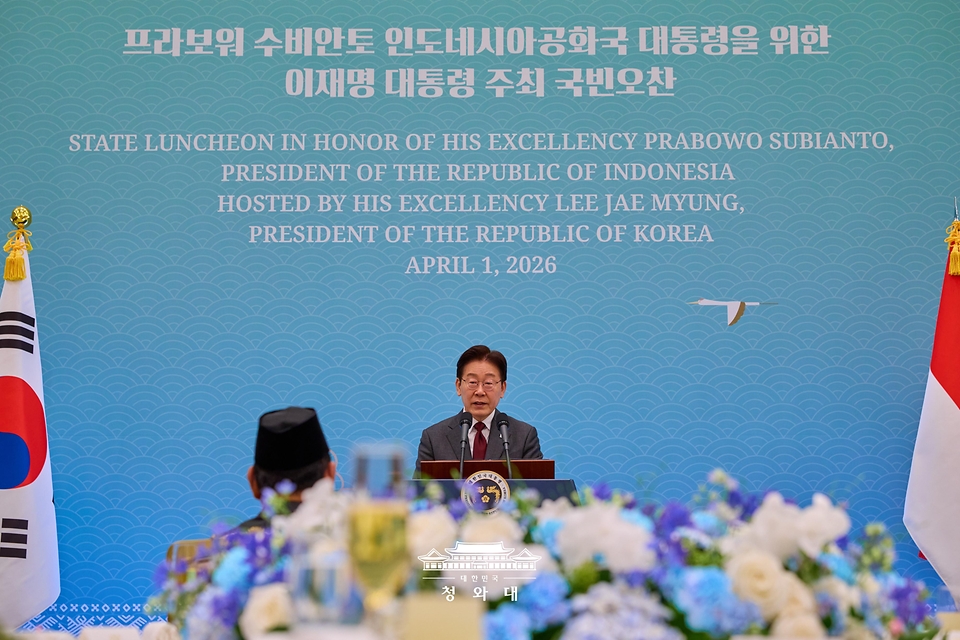 이재명 대통령이 4월 1일 청와대에서 열린 프라보워 수비안토 인도네시아 대통령 국빈 방한 환영 오찬에서 환영사를 하고 있다.