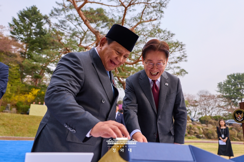 이재명 대통령과 국빈 방한한 프라보워 수비안토 인도네시아 대통령이 4월 1일 청와대 녹지원에서 육군 태권도 시범대 공연 관람 후 선물 교환 친교일정을 하고 있다.