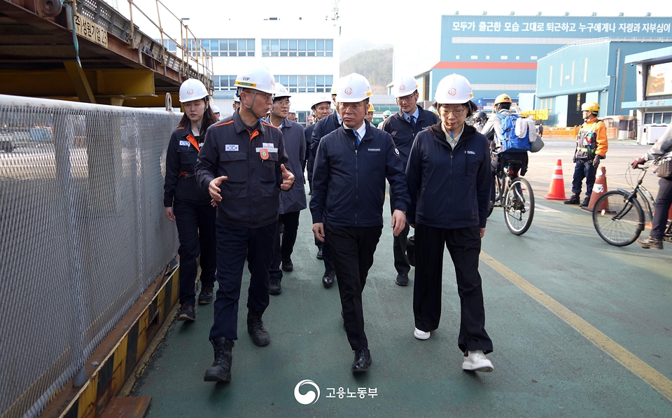 김영훈 고용노동부 장관이 3월 26일 경남 한화오션 거제사업장을 방문해 조선소 현장을 시찰하고, 원·하청 노사 관계자들과 간담회를 개최하고 있다.
