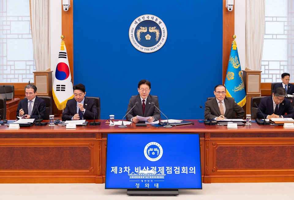 이재명 대통령이 4월 1일 청와대에서 열린 비상경제점검회의에서 발언하고 있다. 