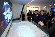 김영훈 고용노동부 장관이 3월 26일 경남 한화오션 거제사업장을 방문해 조선소 현장을 시찰하고, 원·하청 노사 관계자들과 간담회를 개최하고 있다.