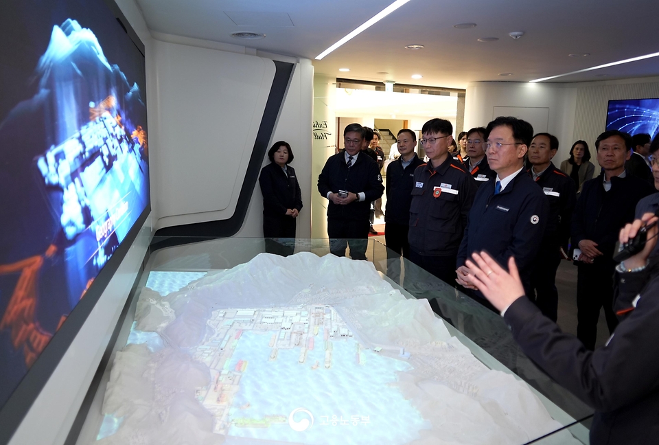 김영훈 고용노동부 장관이 3월 26일 경남 한화오션 거제사업장을 방문해 조선소 현장을 시찰하고, 원·하청 노사 관계자들과 간담회를 개최하고 있다.