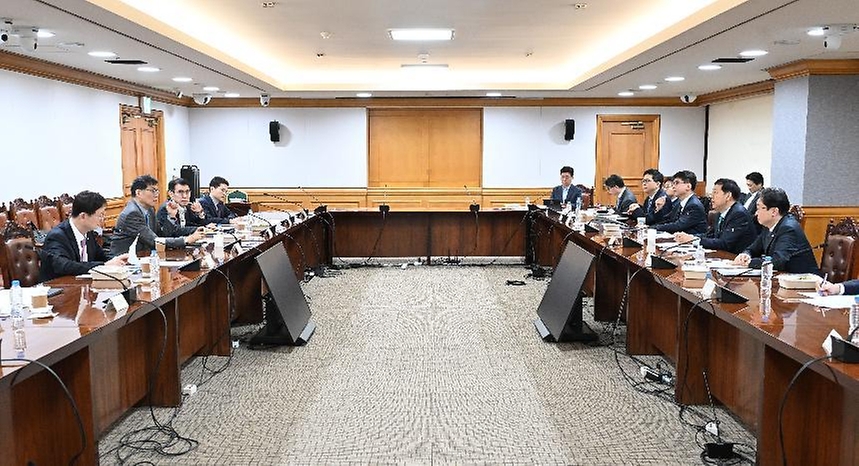 구윤철 부총리 겸 재정경제부 장관이 4월 2일 서울 중구 은행연합회에서 열린 시장상황점검회의를 주재하고 있다.