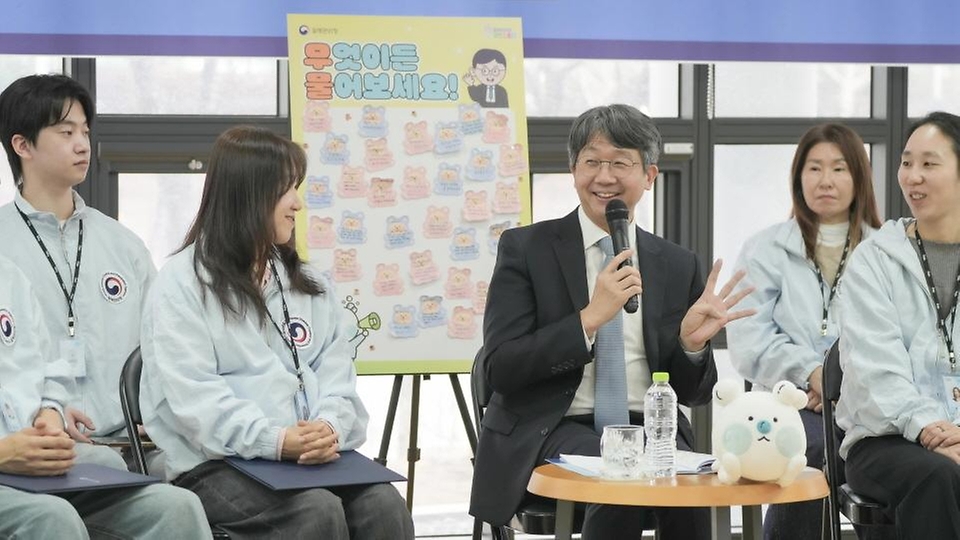 임승관 질병관리청장이 4월 1일 충북 오송청사에서 국민소통단 10기(50명)를 초청해, 소통간담회 및 주요 시설 현장방문 행사를 진행하고 있다.