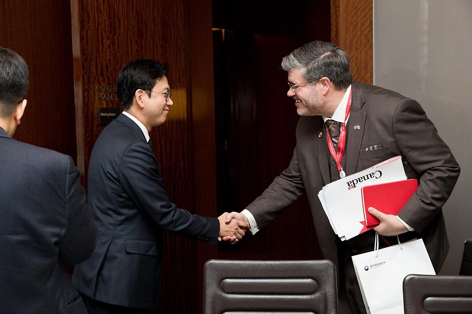 배경훈 부총리 겸 과학기술정보통신부 장관이 3월 31일 서울 중구 웨스틴조선호텔에서 매닌더 시두(Maninder Sidhu) 캐나다 통상장관을 만나 기념촬영하고 있다.