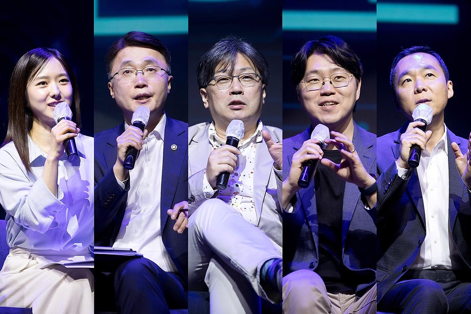 4월 1일 서울 강남구 가빈아트홀에서 과학기술정보통신부, 한국정보통신기술협회, 인공지능안전연구소 주최로 열린 'AI 안전 국민공감 토크콘서트'에서 류제명 과학기술정보통신부 제2차관이 발언 및 기념 촬영하고 있다.