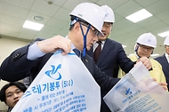 김성환 기후에너지환경부 장관이 4월 3일 쓰레기봉투를 생산하는 인천광역시 서구 구립장애인직업재활시설을 방문해 쓰레기봉투 생산 과정과 재생원료를 활용한 봉투를 비교해 보고 쓰레기봉투 수급 및 재고 현황과 현 상황에 대한 의견을 나누고 있다.