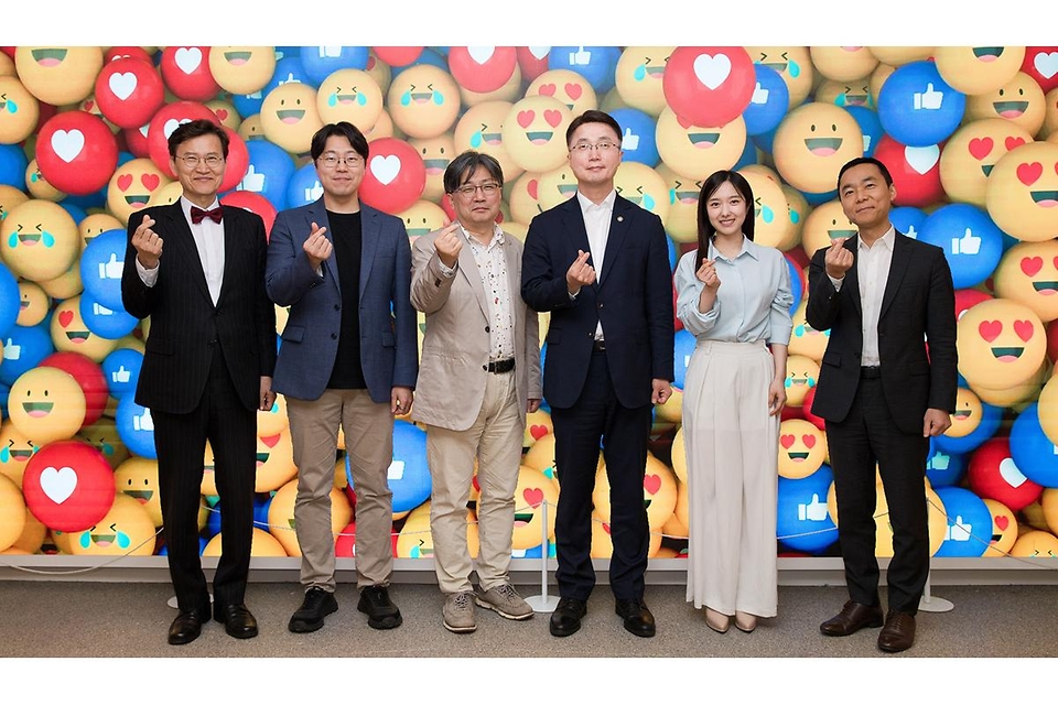 4월 1일 서울 강남구 가빈아트홀에서 과학기술정보통신부, 한국정보통신기술협회, 인공지능안전연구소 주최로 열린 'AI 안전 국민공감 토크콘서트'에서 류제명 과학기술정보통신부 제2차관이 발언 및 기념 촬영하고 있다.