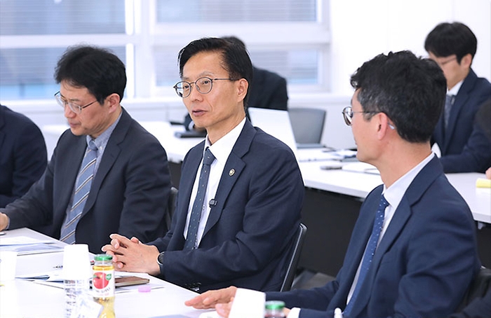 김용선 지식재산처장이 4월 2일 경기 성남시에 위치한 AI 반도체 전문기업인 딥엑스에서 현장의 목소리를 직접 청취하고, 기업의 지식재산권 관련 애로사항과 지원 대책에 대해 논의하고 있다.