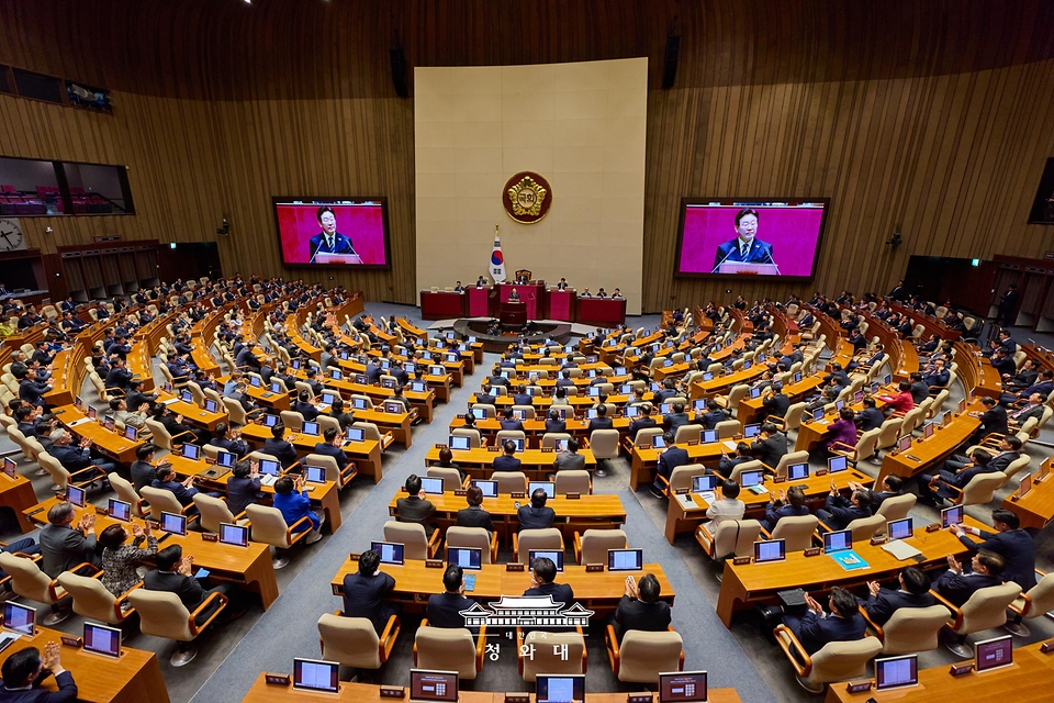 이재명 대통령이 4월 2일 국회에서 2026 추가경정예산안 시정연설을 하고 있다.