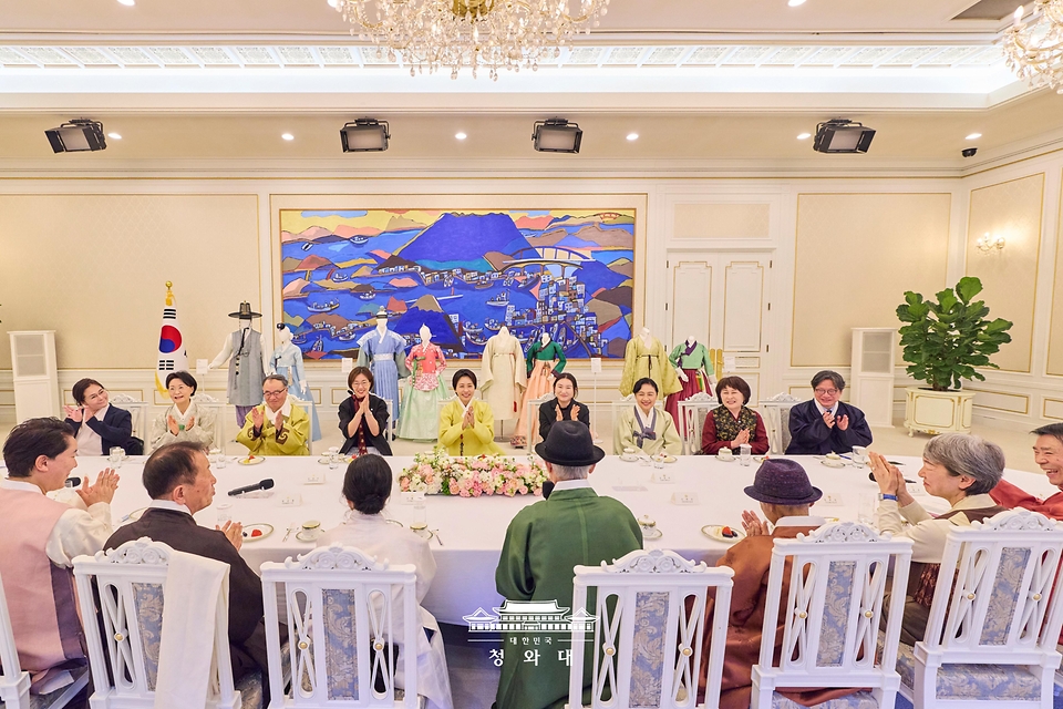 김혜경 여사가 4월 2일 청와대에서 열린 한복생활 유네스코 등재 추진단 차담회에서 참석자들과 대화하고 있다.