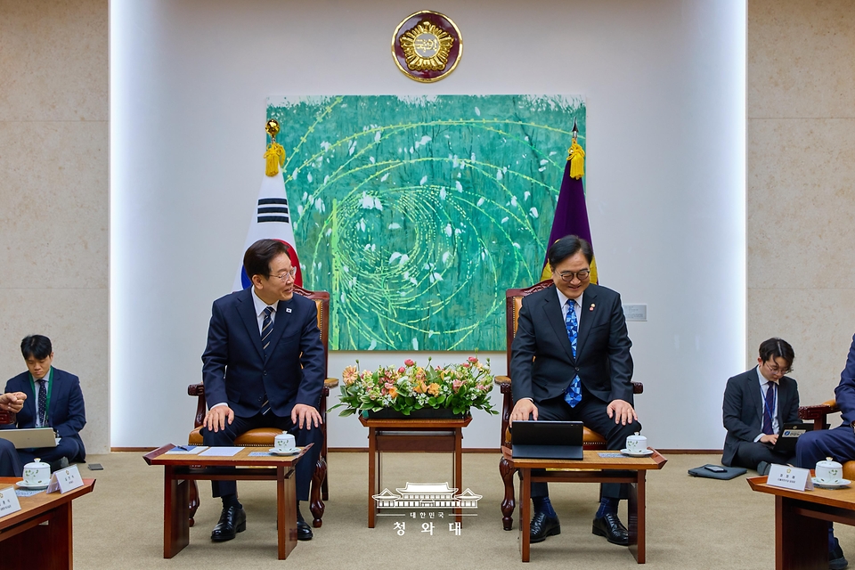 이재명 대통령이 4월 2일 국회에서 추가경정예산안 시정연설에 앞서 우원식 국회의장, 여야 대표와 환담하고 있다.