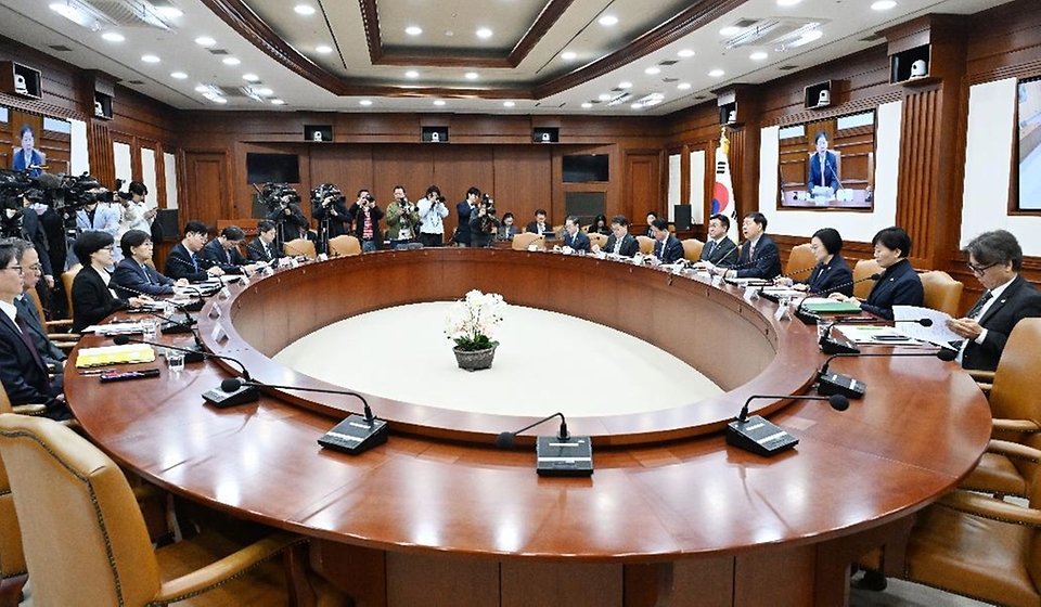 구윤철 부총리 겸 재정경제부 장관이 4월 3일 서울 종로구 정부서울청사에서 열린 '비상경제본부회의 겸 경제관계장관회의'를 주재, 모두발언을 하고 있다.