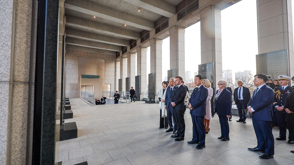 국빈 방한한 에마뉘엘 마크롱 프랑스 대통령이 4월 2일 오후 서울 용산 전쟁기념관을 찾아 이병선 참전용사를 만나 감사의 인사를 전하고 있다.