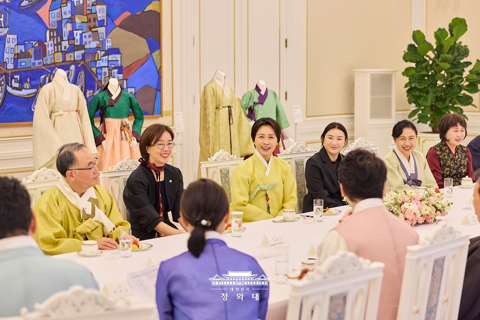 김혜경 여사가 4월 2일 청와대에서 열린 한복생활 유네스코 등재 추진단 차담회에서 참석자들과 대화하고 있다.