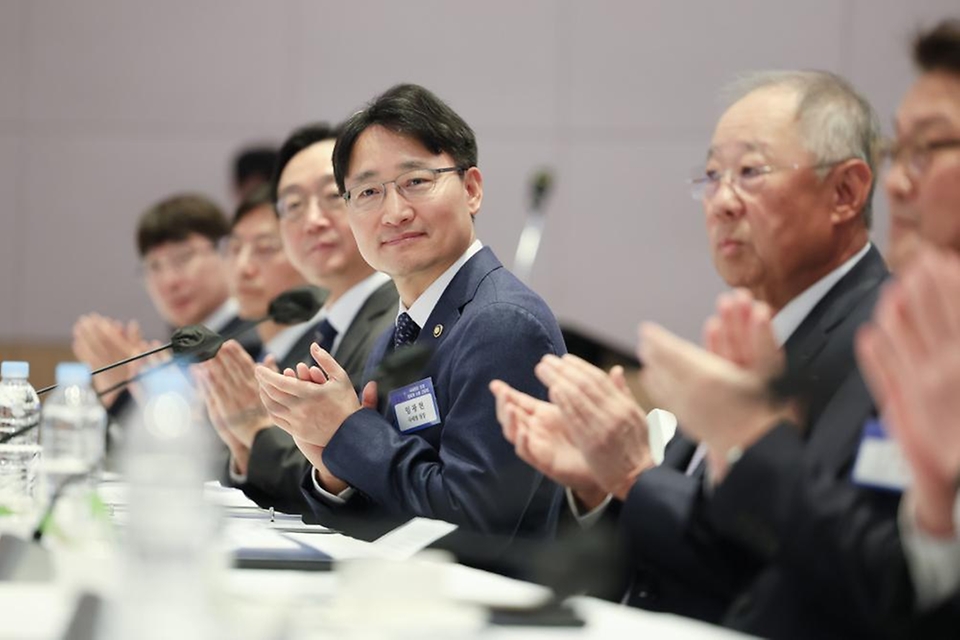 임광현 국세청장이 4월 2일 서울 영등포구 FKI타워에서 한국경제인협회 기업인들과 소통 간담회를 하고 있다.