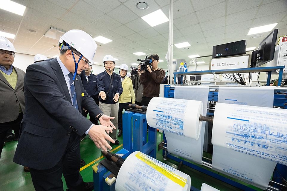 김성환 기후에너지환경부 장관이 4월 3일 쓰레기봉투를 생산하는 인천광역시 서구 구립장애인직업재활시설을 방문해 쓰레기봉투 생산 과정과 재생원료를 활용한 봉투를 비교해 보고 쓰레기봉투 수급 및 재고 현황과 현 상황에 대한 의견을 나누고 있다.