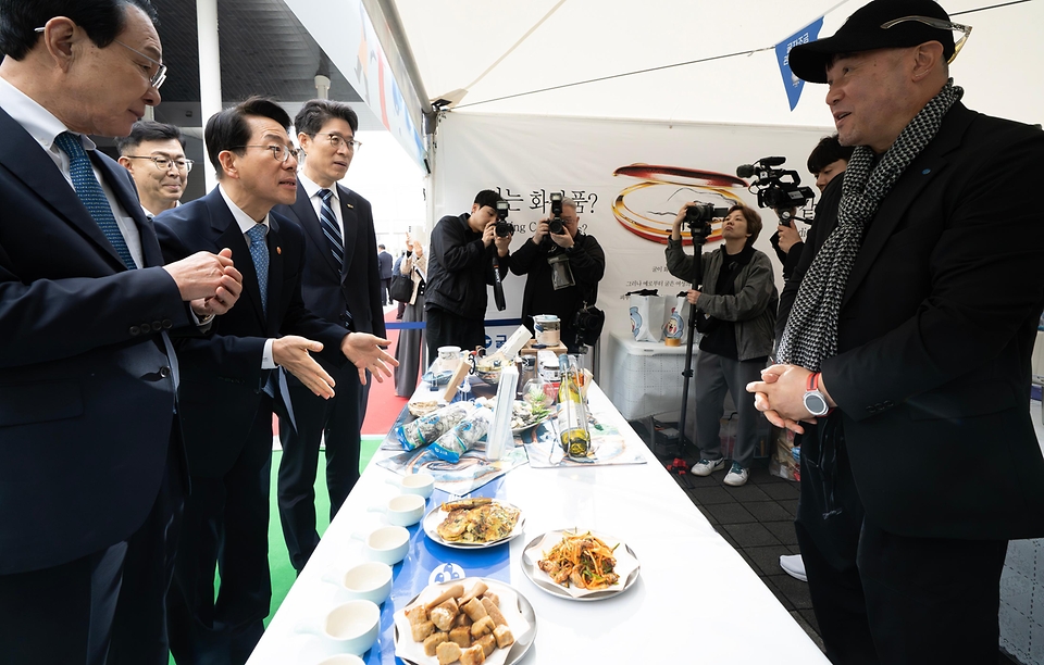 황종우 해양수산부 장관이 4월 1일 전라남도 여수시 여수세계박람회장에서 '함께 지킨 바다, 함께 커가는 수산의 미래'를 주제로 '제15회 수산인의 날 기념식'에 참석해 축사하고 현장을 살펴보고 있다.