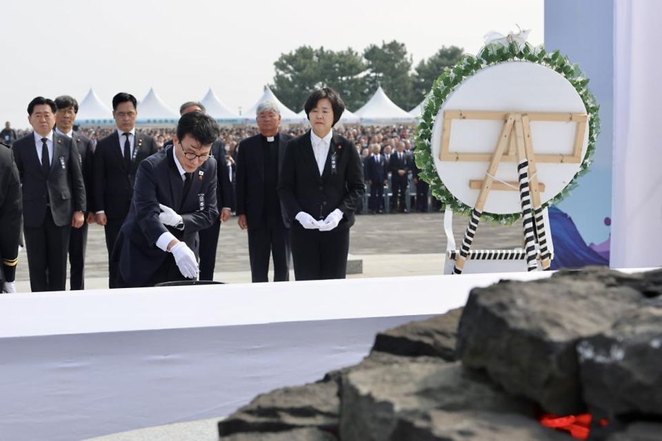 김민석 국무총리가 4월 3일 제주 4·3 평화공원에서 열린 제78주년 제주 4·3 희생자 추념식에서 추념사를 하고 있다.