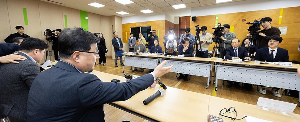 김성환 기후에너지환경부 장관이 4월 3일 쓰레기봉투를 생산하는 인천광역시 서구 구립장애인직업재활시설을 방문해 쓰레기봉투 생산 과정과 재생원료를 활용한 봉투를 비교해 보고 쓰레기봉투 수급 및 재고 현황과 현 상황에 대한 의견을 나누고 있다.