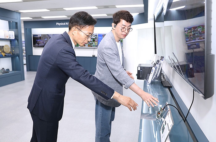 김용선 지식재산처장이 4월 2일 경기 성남시에 위치한 AI 반도체 전문기업인 딥엑스에서 현장의 목소리를 직접 청취하고, 기업의 지식재산권 관련 애로사항과 지원 대책에 대해 논의하고 있다.